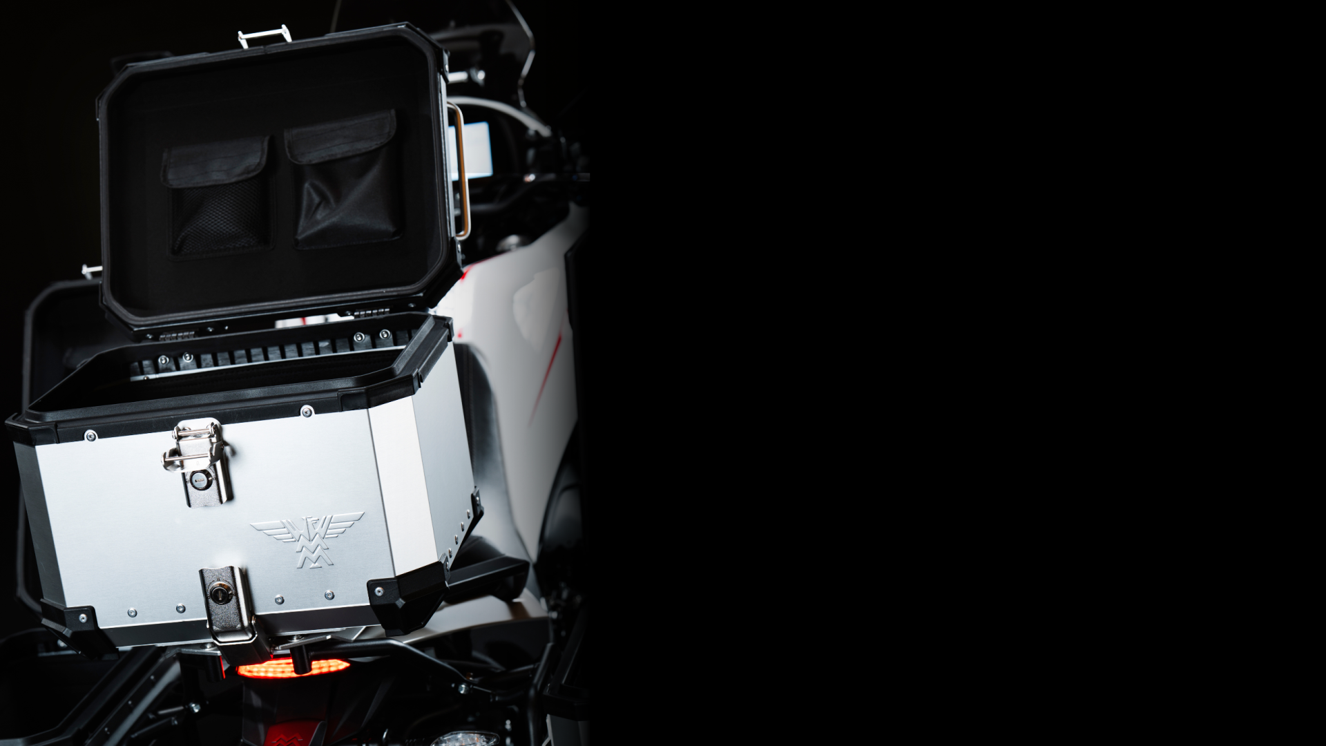 X-Cape-700-Top-case-desktop-editorial