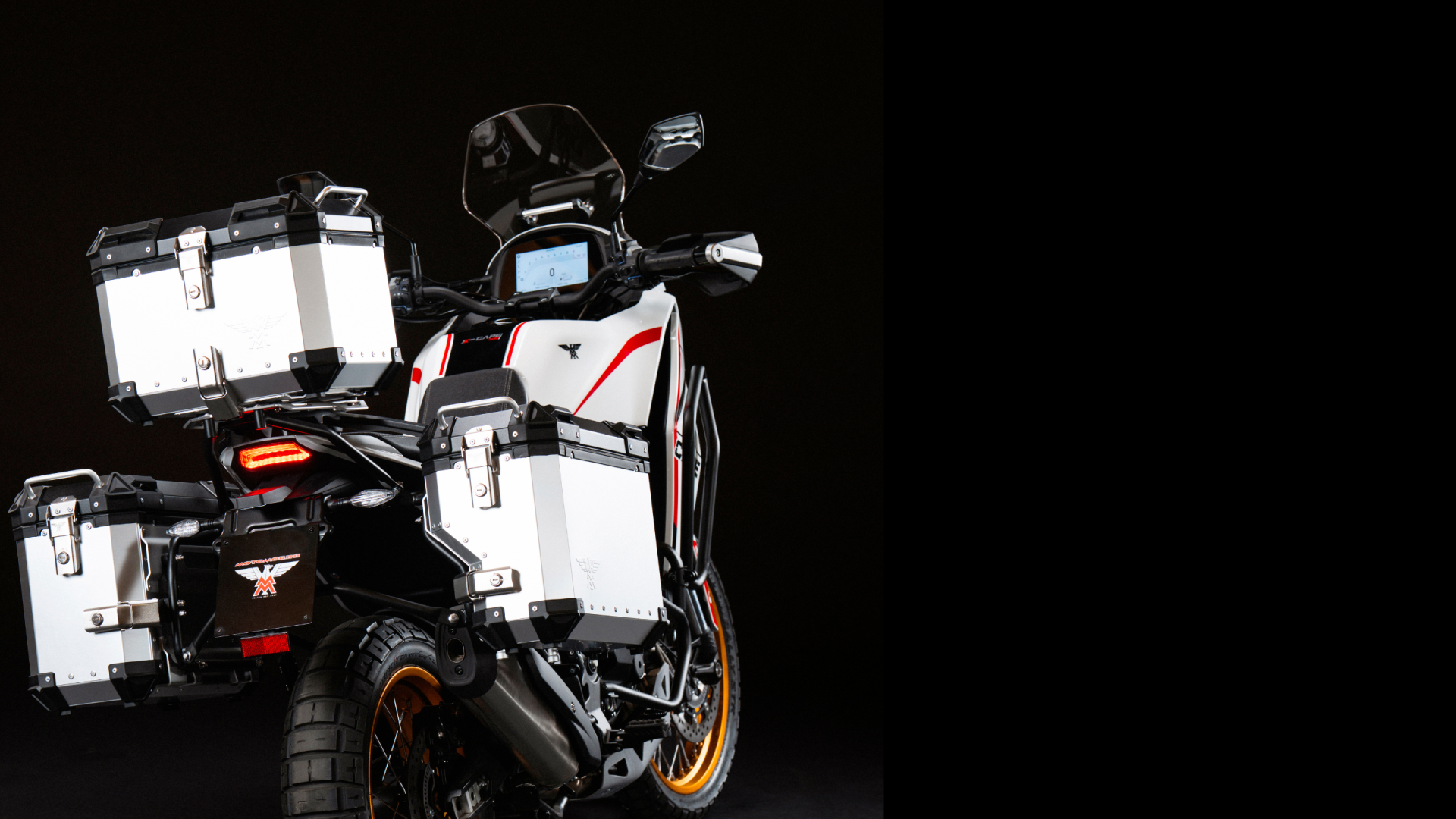 X-Cape-700-kit-of-Panniers-editorial-desktop