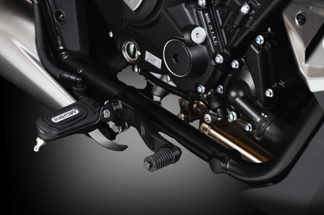Calibro-footpegs-mobile-editorial