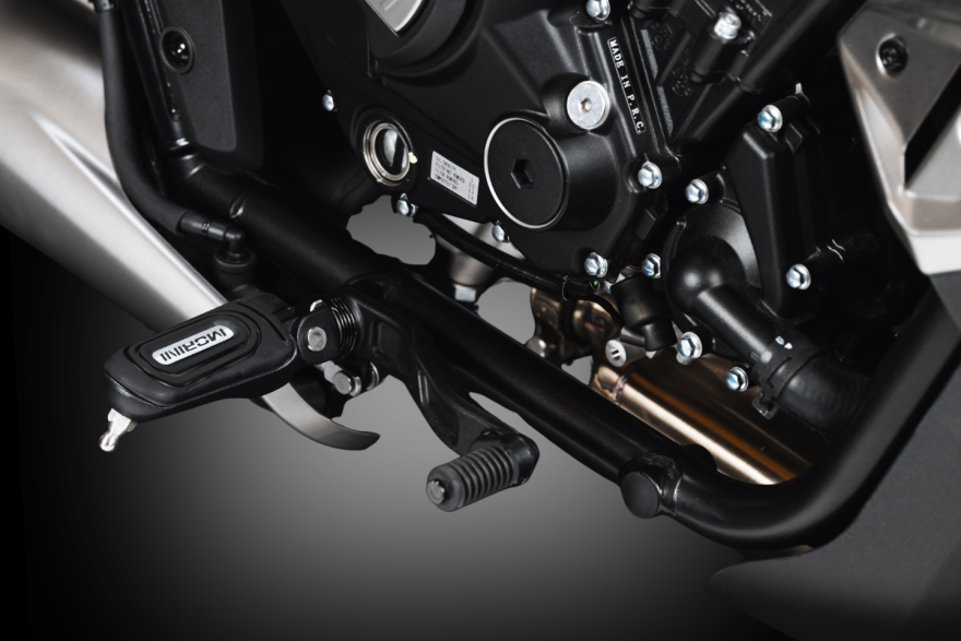 Calibro-footpegs-mobile-editorial