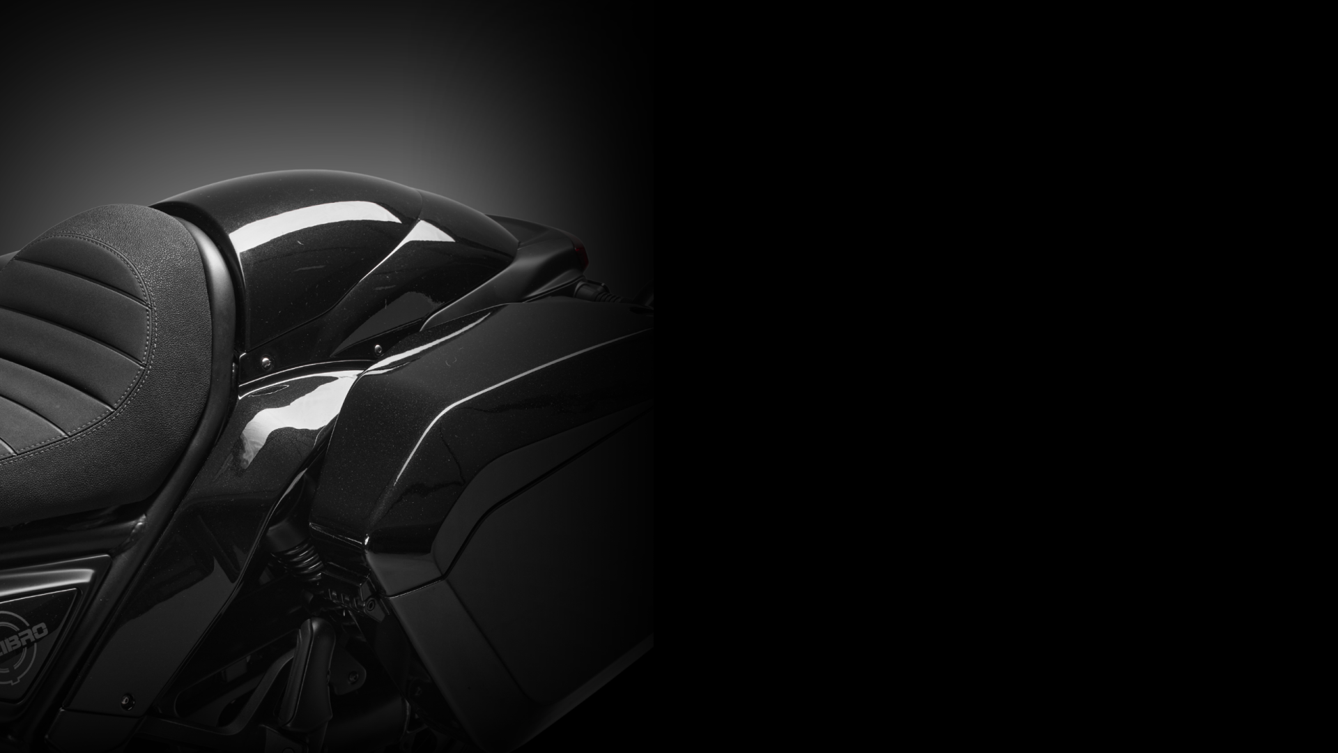 Calibro-saddle-cover-desktop-editorial-1