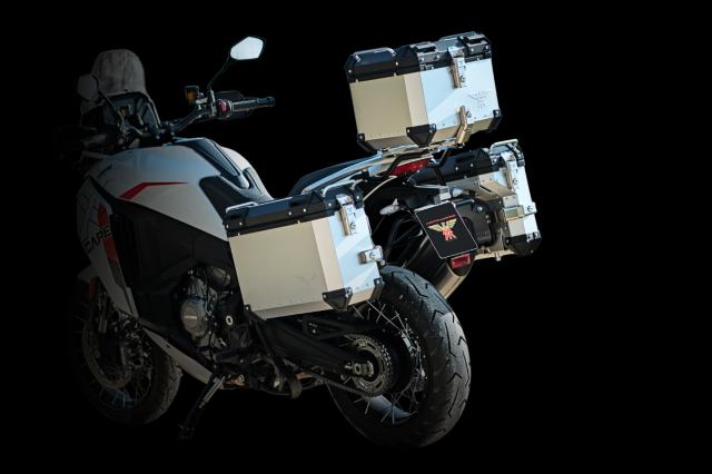 X-Cape-1200-luggage-kit-mobile-editorial